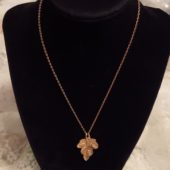 Vintage Avon Radiant Leaf Necklace - Picture 4 of 4